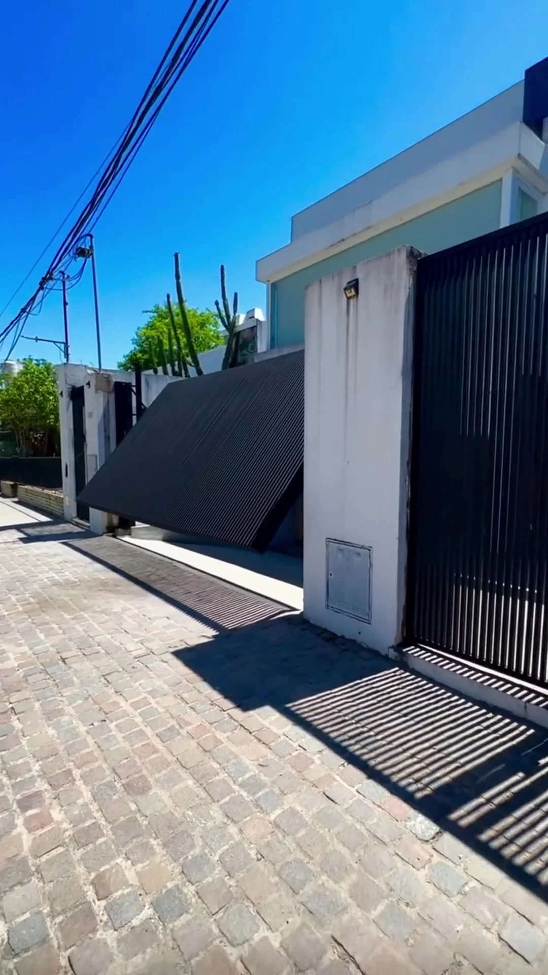 Portón automático fabricado por Aguirre Automatizaciones en Formosa