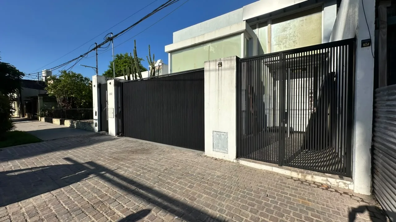 Frente moderno con portón levadizo de barrotes en Formosa
