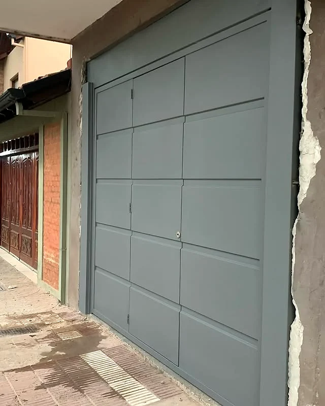 Portón levadizo con puerta peatonal — Formosa